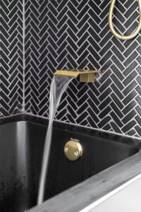 Ванная комната в Jungle Gem by Jungle House Private Parking Reviews Downtown & Short North Walk to High Street Near OSU Convention Center & Nationwide Arena