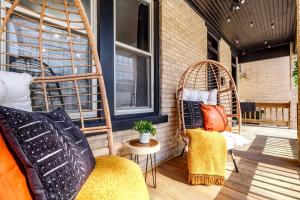 Гостиная зона в Jungle Gem by Jungle House Private Parking Reviews Downtown & Short North Walk to High Street Near OSU Convention Center & Nationwide Arena