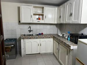 Кухня или мини-кухня в Chez Khady et Bak
