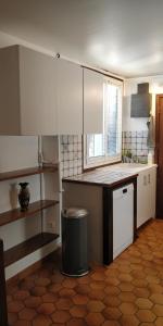 ビュール・シュリヴェットにあるChambre chez l'habitant en plein centre de Buresの白いキャビネットとゴミ箱付きのキッチン