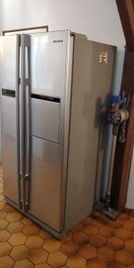 ビュール・シュリヴェットにあるChambre chez l'habitant en plein centre de Buresのキッチン(大型ステンレス製の冷蔵庫付)