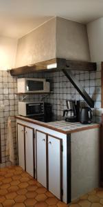 ビュール・シュリヴェットにあるChambre chez l'habitant en plein centre de Buresのコンロと電子レンジ付きのキッチン