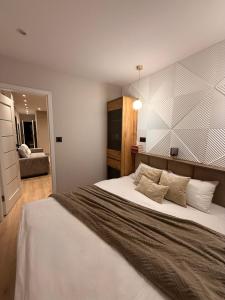 Ένα ή περισσότερα κρεβάτια σε δωμάτιο στο Leśny Azyl Domki z Ogrzewanym Zimowym Tarasem i Jacuzzi na Wyłączność w Samym Środku Lasu