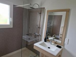 Ένα μπάνιο στο Hébergement 4 personnes au calme