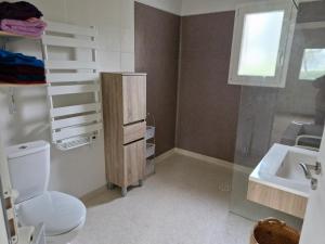 Ένα μπάνιο στο Hébergement 4 personnes au calme