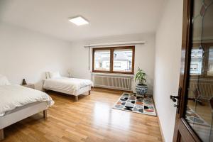 une chambre avec deux lits et une fenêtre dans l'établissement Forest View Quiet and Central, à Hesperange