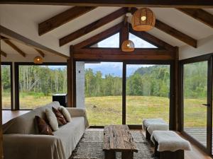 Un lugar para sentarse en HOM I Cabaña La Ensenada vista parcial al Volcán