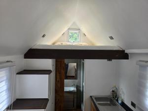 Una cocina o cocineta en HOM I Cabaña La Ensenada vista parcial al Volcán