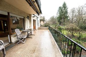 une terrasse avec une table et des chaises sur un balcon dans l'établissement Forest View Quiet and Central, à Hesperange