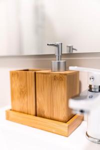 un bloc de bois avec un évier sur un comptoir dans l'établissement Forest View Quiet and Central, à Hesperange