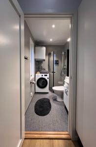 The Fäxaåsen cabin في فاربرغ: حمام فيه غساله ونشافه