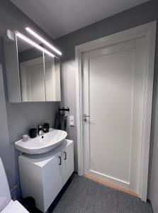 The Fäxaåsen cabin في فاربرغ: حمام مع حوض أبيض ومرآة