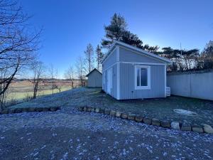 The Fäxaåsen cabin في فاربرغ: كوخ صغير يقع فوق ساحة مليئة بالحصى