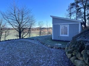 The Fäxaåsen cabin في فاربرغ: مبنى صغير على تل بجوار جدار صخري +9 صور