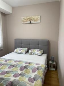 una camera da letto con un letto con un quadro a parete di Apartman Savanovic a Banja Luka