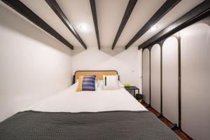 Postel nebo postele na pokoji v ubytování Tonight Homestay West Nanjing Road Shanghai Maoming Building