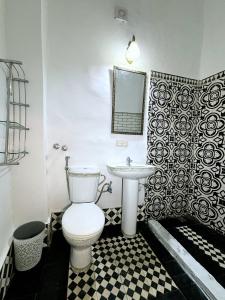 une salle de bains avec toilettes et lavabo dans l'établissement Riad Nostalgie of Tetouan, à Tetouan 63 autres photos