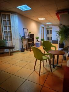 Una habitación con sillas y una mesa en una oficina. en Hostel Cangas Backpackers, en Cangas de Morrazo