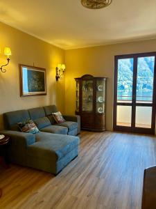 a living room with a couch and a window at Dimora Paradise in Laglio