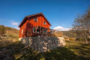 ein kleines rotes Haus auf einer Mauer in der Unterkunft Gorski Mir in Berane