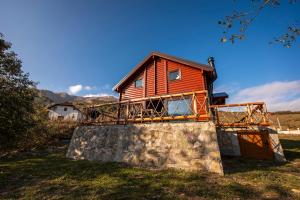 ein Haus auf einem Felsen in der Unterkunft Gorski Mir in Berane