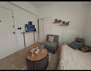 a living room with a couch and a table at Little Bolivar Monoambiente moderno céntrico Escapadas invierno in Mar del Plata
