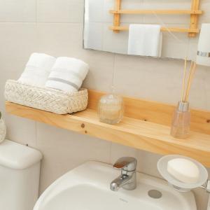 Kalma في فيلا إليسا: حمام مع حوض ورف مع المناشف