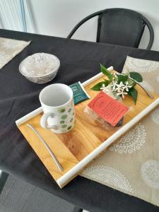 Kalma في فيلا إليسا: طاولة عليها صينية خشبية عليها فنجان قهوة