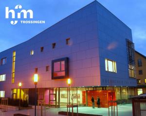 un bâtiment avec des personnes debout devant lui dans l'établissement SaLi - Design Apartments, à Trossingen