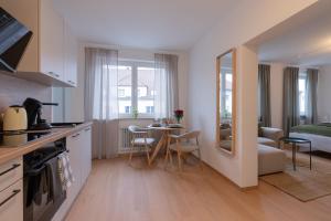 a kitchen and living room with a table and chairs at SaLi - Design Apartments in Trossingen