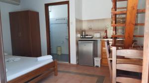 Η κουζίνα ή μικρή κουζίνα στο ANDREAS Beach Studios