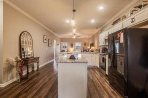 Кухня или мини-кухня в Cozy Neighborhood Home - 10 min to Louisville!
