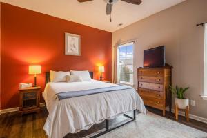 Кровать или кровати в номере Cozy Neighborhood Home - 10 min to Louisville! +22 фотографии