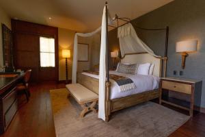 Ένα ή περισσότερα κρεβάτια σε δωμάτιο στο Casa Raíces Hotel Luxury & Viñedo +112 φωτογραφίες