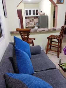 La CaletaDona Beba Guesthouse的客厅配有带蓝色枕头的沙发 更多12张照片