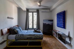 La Bermeja, Alojamiento completo, terraza con bañera y vistas panorámicas في كاسابيرميخا: غرفة نوم بها سرير ونافذة +46 صورة