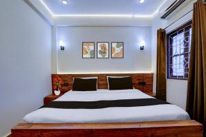 Ένα ή περισσότερα κρεβάτια σε δωμάτιο στο Collection O Baga Beach Goa Formerly Traveller Guest House