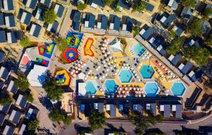 Swimmingpoolen hos eller tæt på 2 Bedroom Amazing Home In Njivice