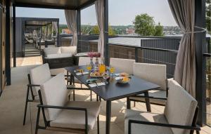 En balkon eller terrasse på 2 Bedroom Amazing Home In Njivice + 7 billeder