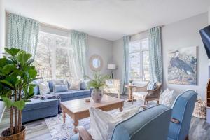 ein Wohnzimmer mit blauen Sofas und einem Tisch in der Unterkunft Blue Heron - Pacific City in Pacific City