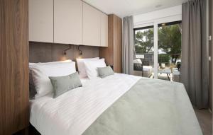 En eller flere senge i et værelse på 2 Bedroom Amazing Home In Njivice