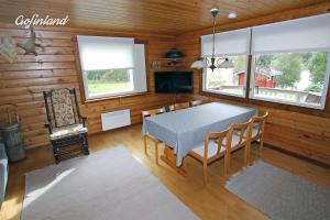 Et tv og/eller underholdning på Riverside Cabin beneath the Northern Lights