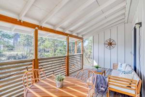 eine abgeschirmte Veranda mit einem Tisch und Stühlen in der Unterkunft Blue Heron - Pacific City in Pacific City