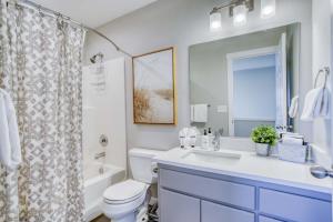 ein Badezimmer mit Waschbecken, Toilette und Dusche in der Unterkunft Blue Heron - Pacific City in Pacific City + 44 Fotos