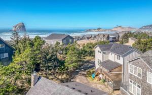 Luftblick auf Häuser und das Meer in der Unterkunft Blue Heron - Pacific City in Pacific City