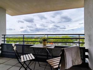 En balkon eller terrasse på Parkapartment mit Grünblick nahe Zentrum