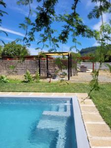 利纳雷斯Achibueno Glamping的院子里有一个带凉亭的游泳池
