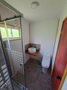 利纳雷斯Achibueno Glamping的带马桶和水槽的浴室 更多34张照片