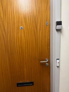 2 bedroom apartment in the heart of Randers في راندرس: باب خشبي عليه مقبض معدني