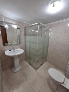 Et badeværelse på Casa do Pai + 3 billeder